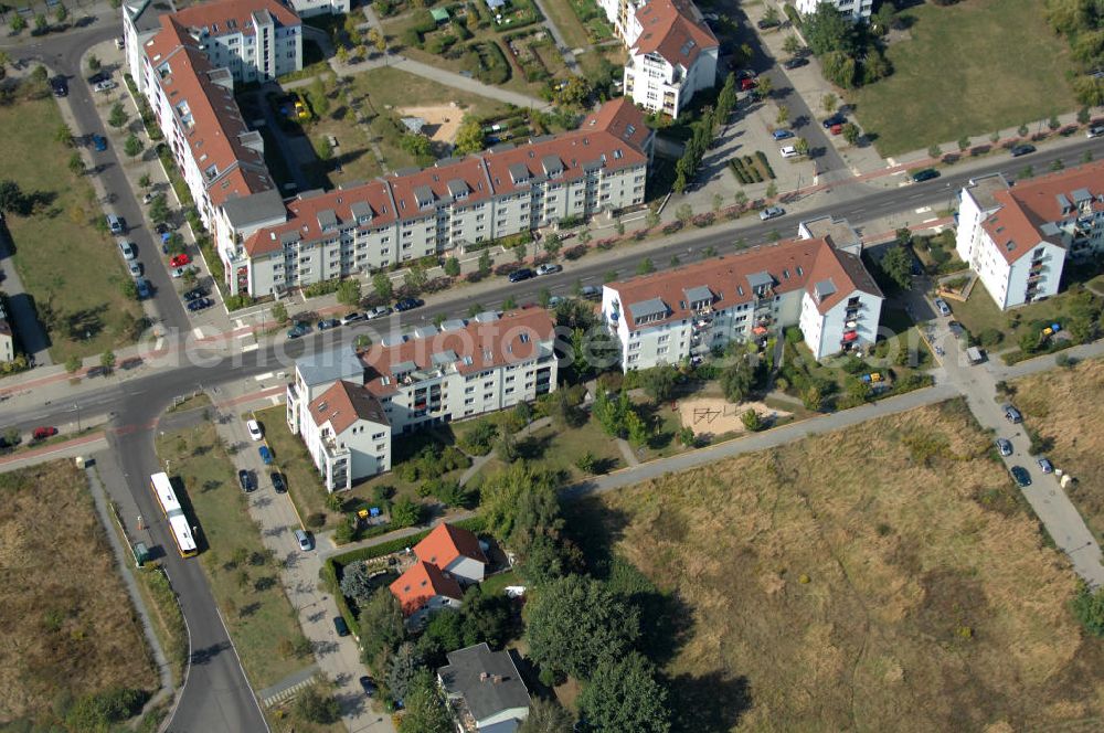 Aerial image Berlin - Blick auf Mehrfamilienhäuser an der Straße Am Hohen Feld Ecke Hofzeichendamm bzw. Münchehagenstraße in Karow.