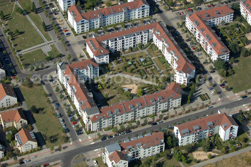 Aerial photograph Berlin - Blick auf Mehrfamilienhäuser an der Straße Am Hohen Feld Ecke Münchehagenstraße bzw. Hofzeichendamm in Karow.