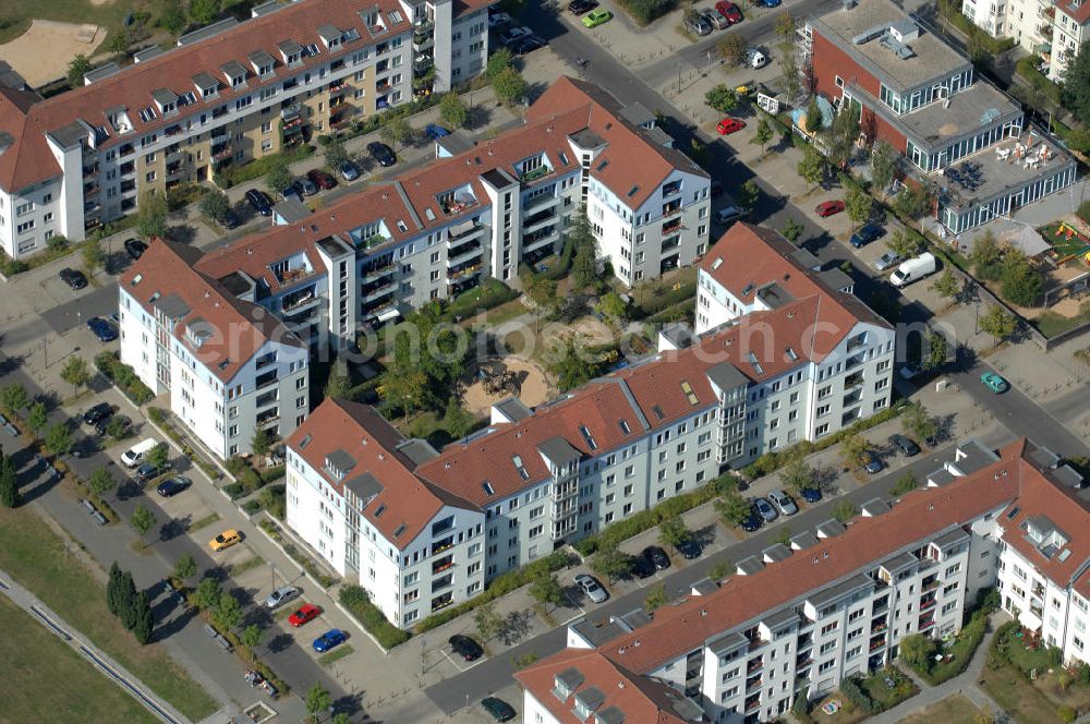 Berlin from the bird's eye view: Blick auf Mehrfamilienhäuser an der Münchehagenstraße Ecke Hofzeichendamm in Karow.