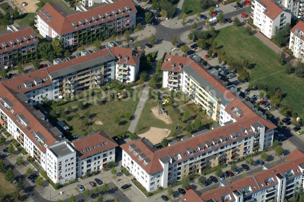 Aerial image Berlin - Blick auf Mehrfamilienhäuser an der Münchehagenstraße Ecke Am Hohen Feld und dem Hofzeichendamm in Karow.