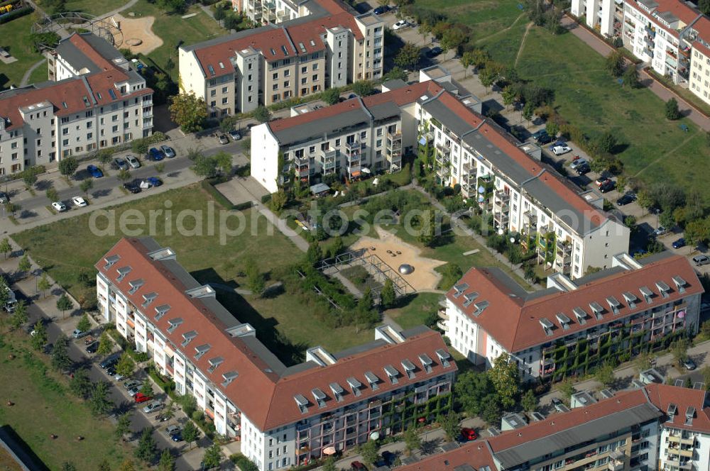 Aerial photograph Berlin - Blick auf Mehrfamilienhäuser an der Forkenzeile Ecke Münchehagenstraße bzw. Hofzeichendamm in Karow.