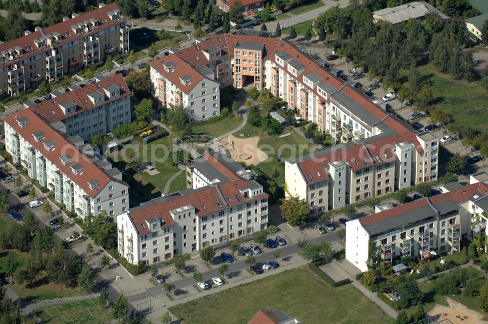 Berlin from above - Blick auf Mehrfamilienhäuser am Hofzeichendamm Ecke Münchehagenstraße bzw. Strömannstraße in Karow.