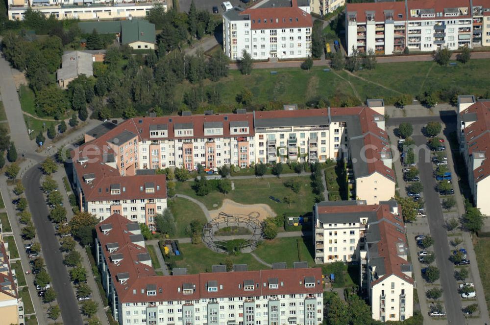 Berlin from above - Blick auf Mehrfamilienhäuser am Hofzeichendamm Ecke Münchehagenstraße Ecke Strömannstraße in Karow.