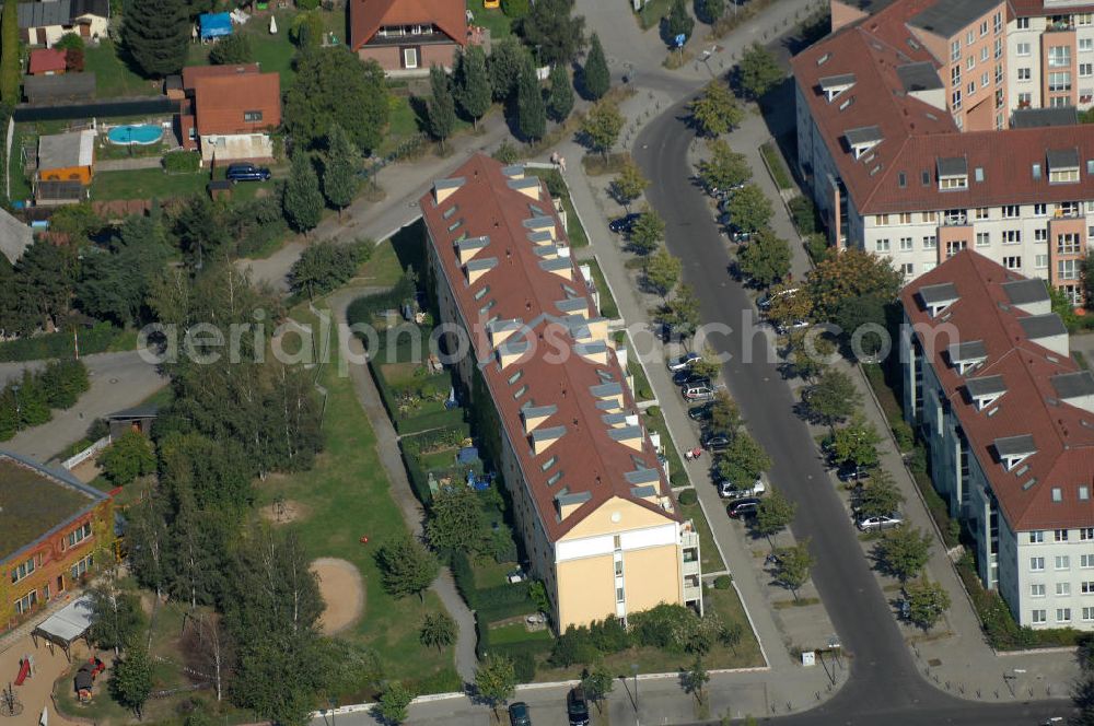 Berlin from the bird's eye view: Blick auf Mehrfamilienhäuser an der Strömannstraße Ecke Hofzeichendamm Ecke Zum Kappgraben in Karow.