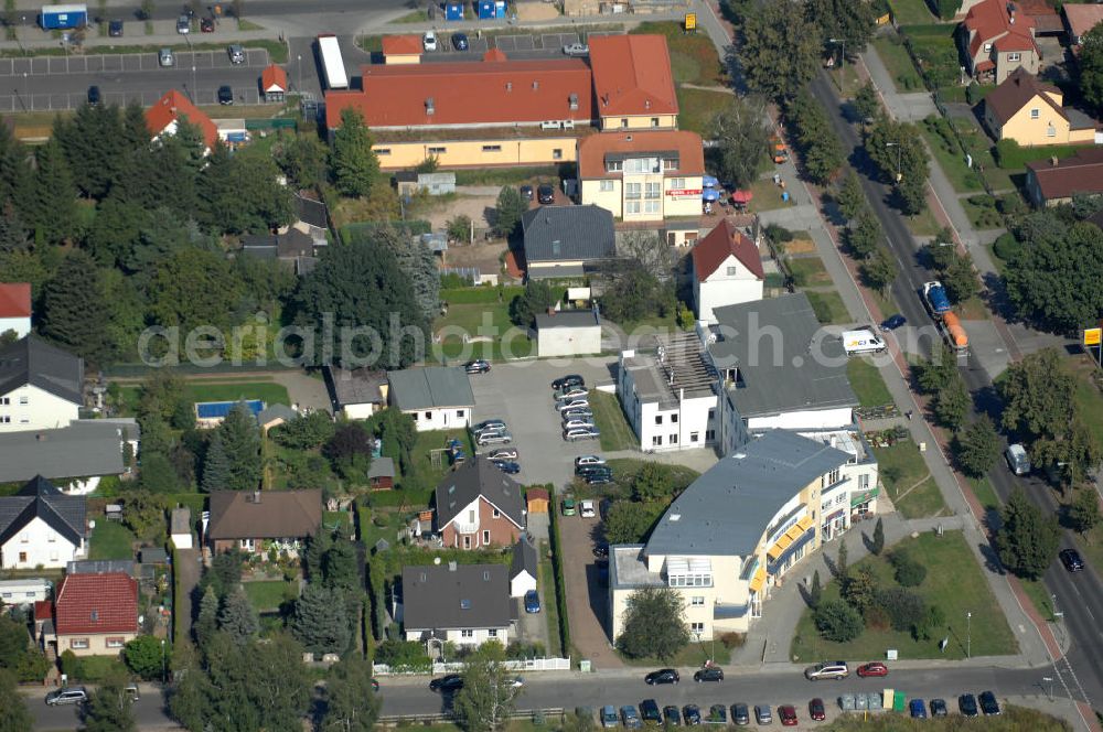 Aerial photograph Berlin - Blick auf ein Ärztehaus und Wohnhäuser an der Bucher Chaussee Ecke Schönerlinder Weg Ecke Teichbergstraße in Karow.