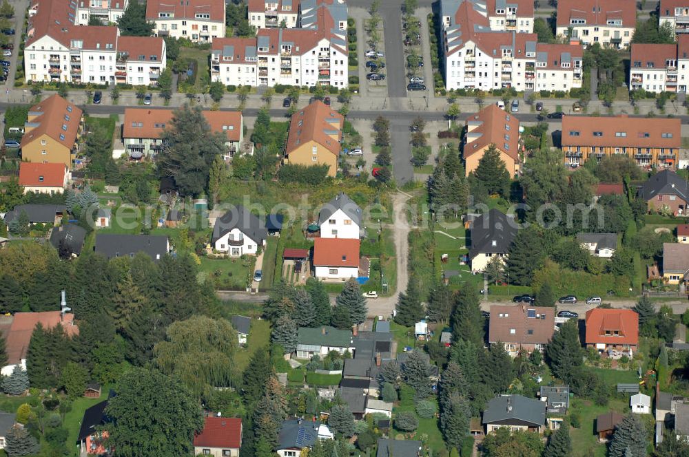 Berlin from above - Blick auf Einfamilienhäuser und Mehrfamilienhäuser an der Halbe-Hufen-Straße Ecke Rutenzeile Ecke Teichbergstraße in Karow.