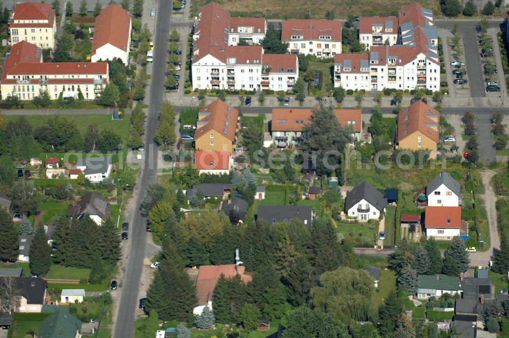 Berlin from the bird's eye view: Blick auf Einfamilienhäuser und Mehrfamilienhäuser an der Halbe-Hufen-Straße Ecke Rutenzeile Ecke Teichbergstraße Ecke Busonistraße in Karow.