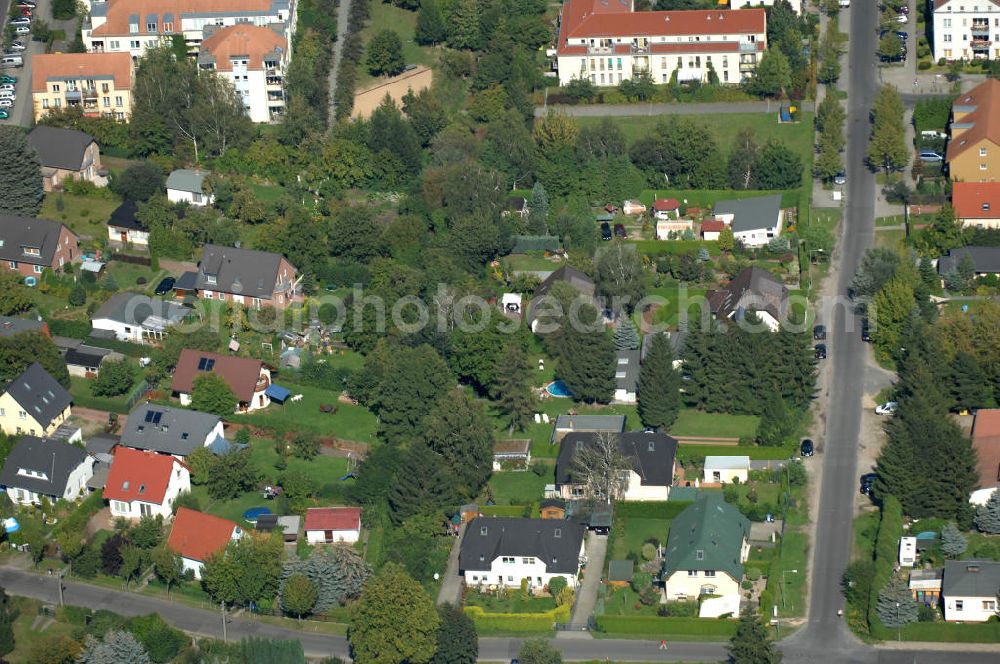 Aerial image Berlin - Blick auf Einfamilienhäuser und Mehrfamilienhäuser am Schönerlinder Weg Ecke Busonistraße in Karow.