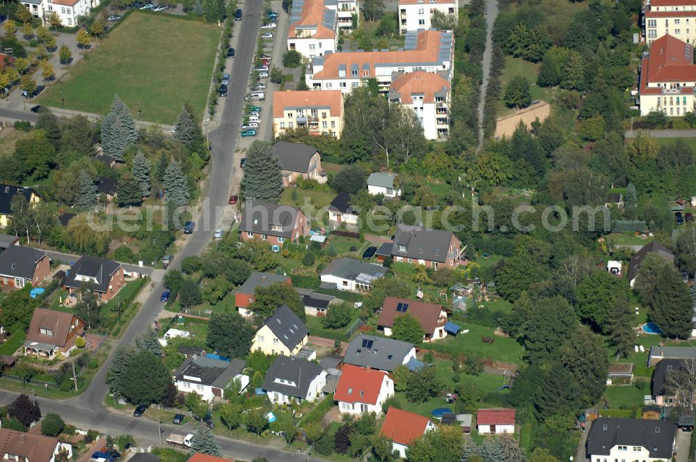 Aerial photograph Berlin - Blick auf Einfamilienhäuser und Mehrfamilienhäuser am Schönerlinder Weg Ecke Achtrutenberg in Karow.