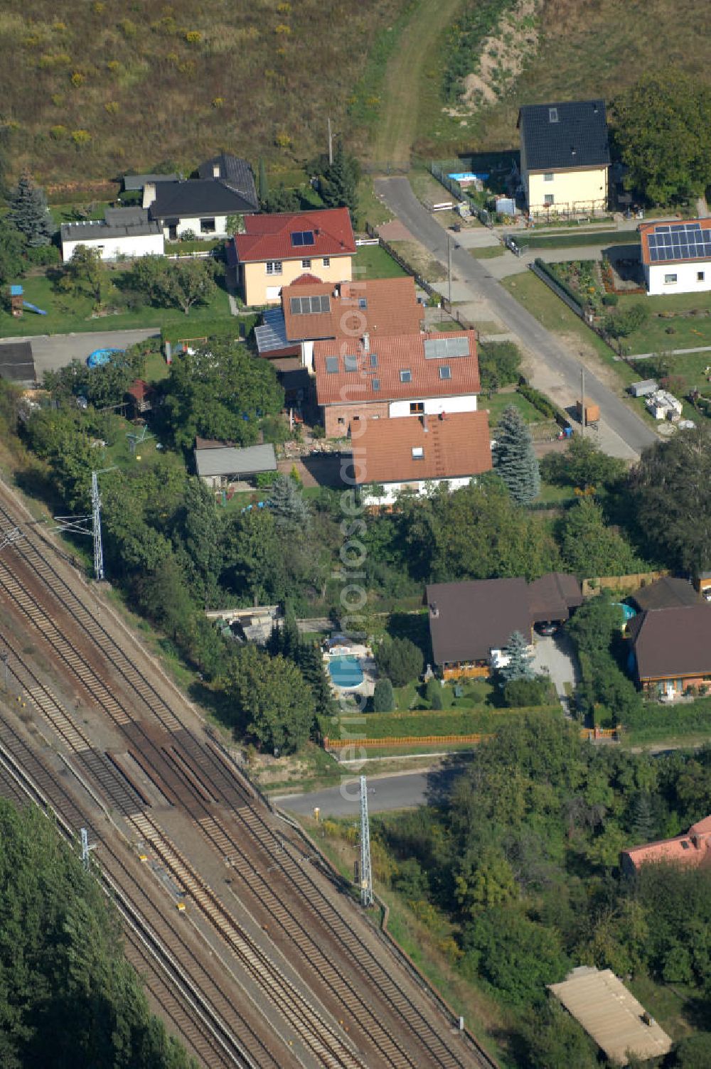 Aerial image Berlin - Blick auf Einfamilienhäuser am Schönerlinder Weg Ecke Blanchardstraße in Karow.