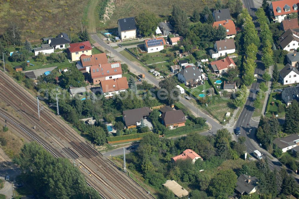 Aerial photograph Berlin - Blick auf Einfamilienhäuser am Schönerlinder Weg Ecke Blanchardstraße, Röländer Straße in Karow.