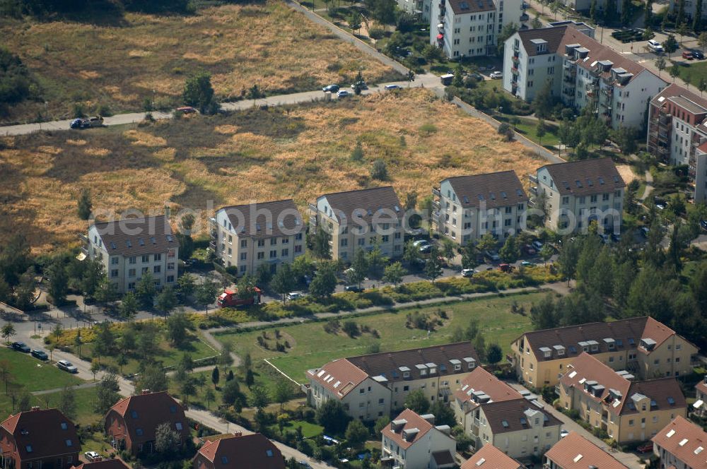 Aerial image Berlin - Blick auf Mehrfamilienhäuser an der Achillesstraße Ecke Ingwäonenweg in Karow.