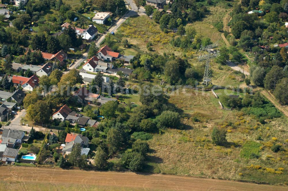 Aerial photograph Berlin - Blick auf Einfamilienhäuser am Ingwäonenweg Ecke Ebenrotsteig in Karow.