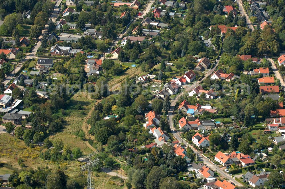 Berlin from above - Blick auf Einfamilienhäuser am Siedlungsring Ecke Zum Kappgraben in Karow.