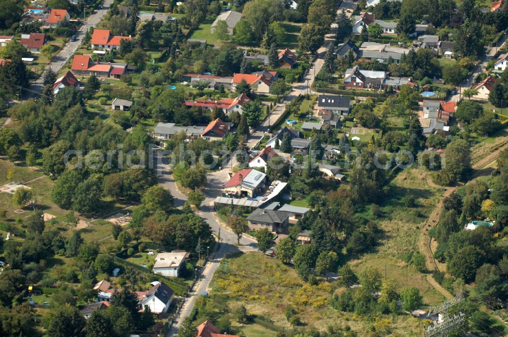 Berlin from the bird's eye view: Blick auf Einfamilienhäuser an der Straße Zum Kappgraben Ecke Nerthusweg Ecke Ebenrotsteig in Karow.