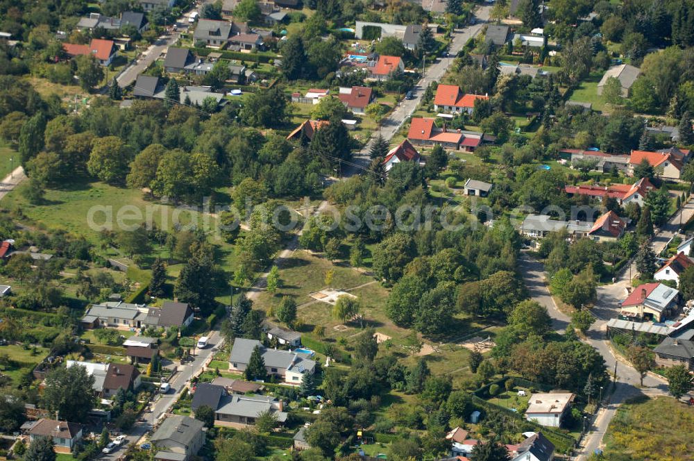 Aerial image Berlin - Blick auf eine Grünfläche / Parkanlage zwischen Einfamilienhäuser an der Straße Zum Kappgraben Ecke Haduweg Ecke Swantewitstraße und Ebenrotsteig in Karow.