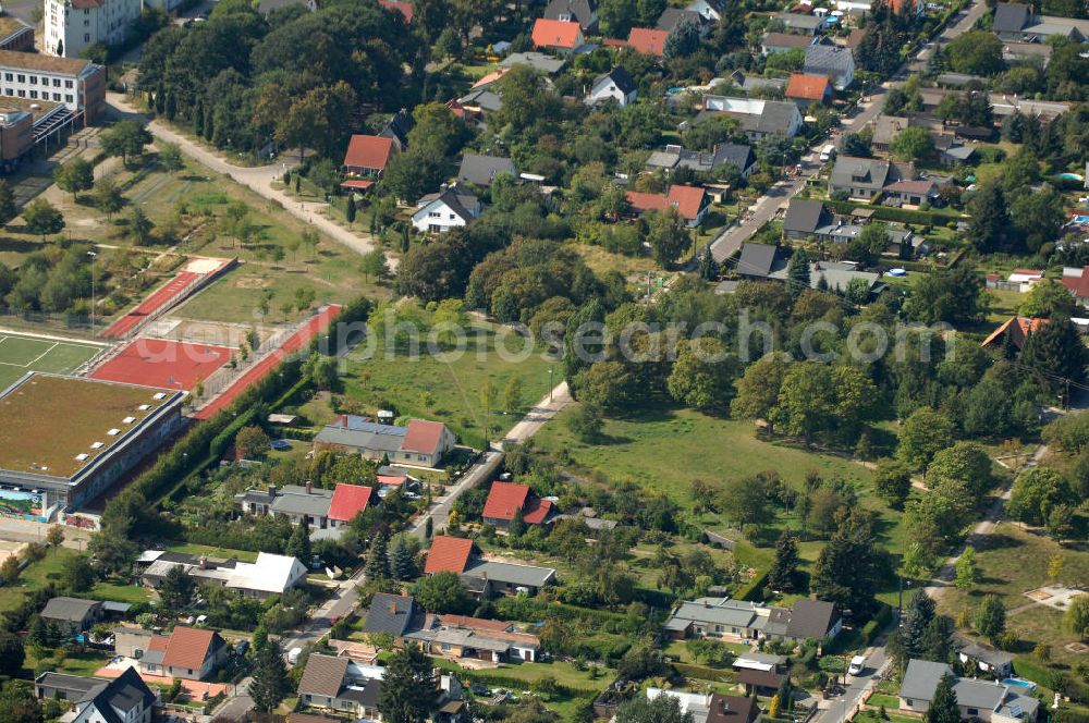 Aerial photograph Berlin - Blick auf eine Grünfläche / Parkanlage zwischen Einfamilienhäuser an der Straße Zum Kappgraben Ecke Haduweg Ecke Swantewitstraße in Karow.