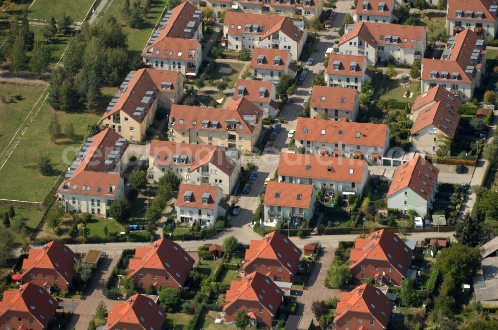 Berlin from above - Blick auf Einfamilienhäuser und Mehrfamilienhäuser bzw. Reihenhäuser am Ingwäonenweg in Karow.