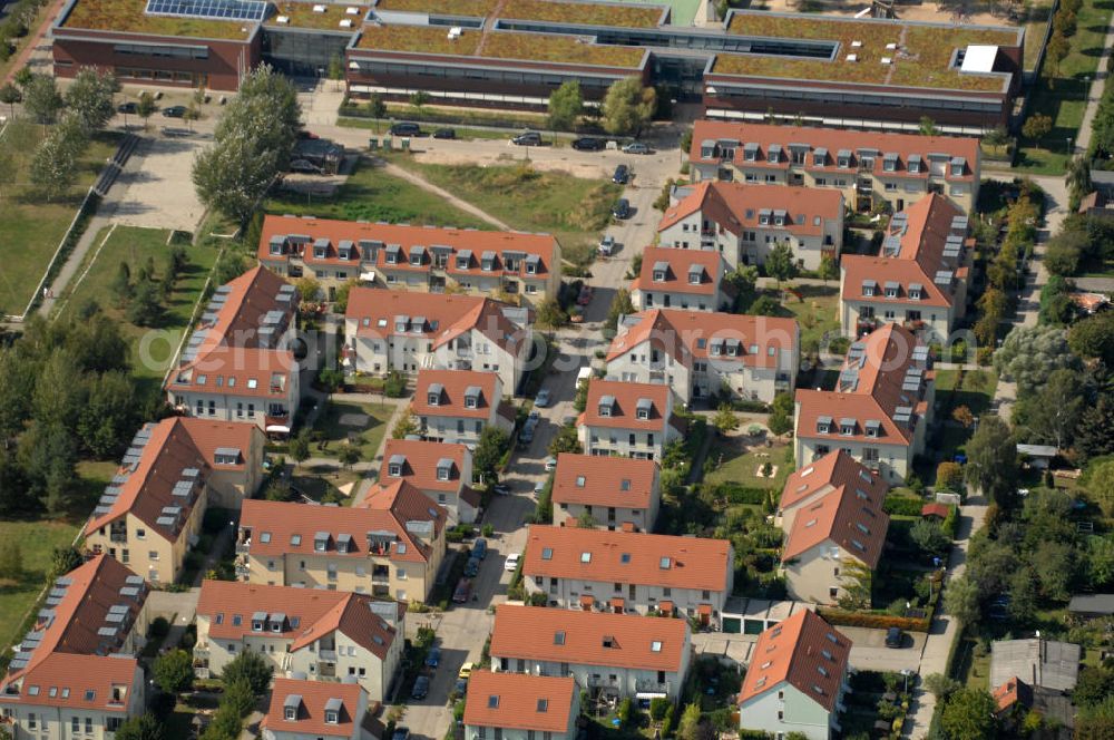 Berlin from the bird's eye view: Blick auf Mehrfamilienhäuser bzw. Reihenhäuser am Ingwäonenweg in Karow.