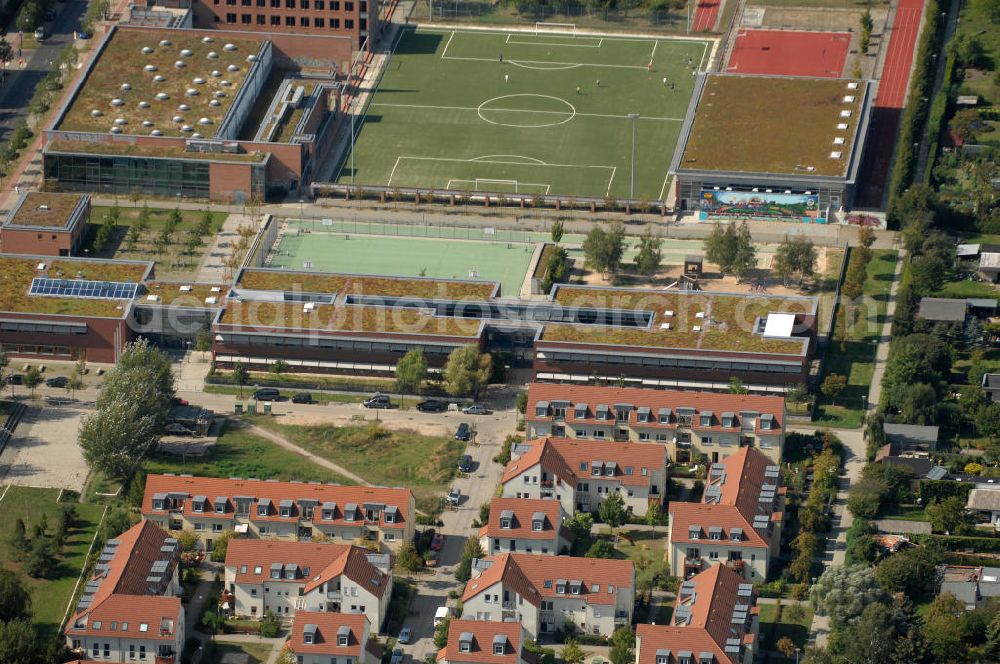 Aerial image Berlin - Blick auf Mehrfamilienhäuser bzw. Reihenhäuser und die Schule am Hohen Feld am Ingwäonenweg Ecke Achillesstraße in Karow.