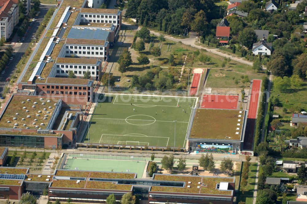 Aerial photograph Berlin - Blick auf die Schule am Hohen Feld und die Robert-Havemann-Schule, in Karow.