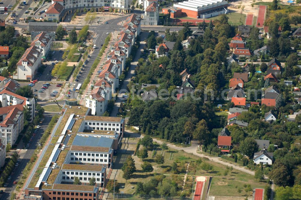 Berlin from above - Blick über die Robert-Havemann-Schule an der Achillesstraße auf Mehrfamilienhäuser und Einfamilienhäuser Ecke zum Kappgraben Ecke Krähenfußzeile sowie die Bohrerzeile und die Bucher Chaussee in Karow.