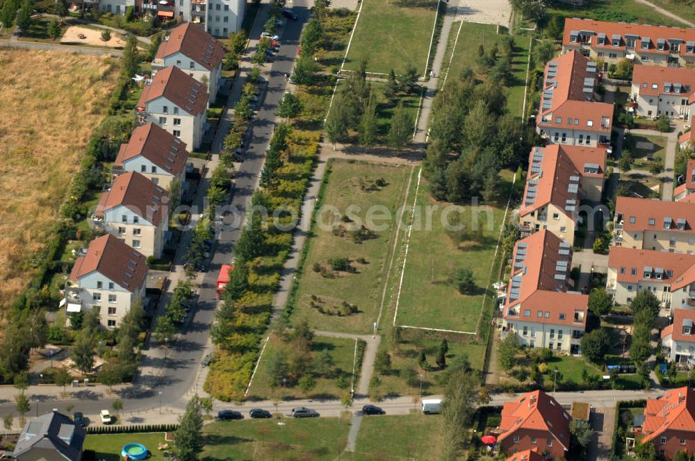 Aerial image Berlin - Blick auf eine Grünfläche / Parkanlage zwischen Einfamilienhäuser und Mehrfamilienhäuser bzw. Reihenhäuser am Ingwäonenweg Ecke Achillesstraße in Karow.