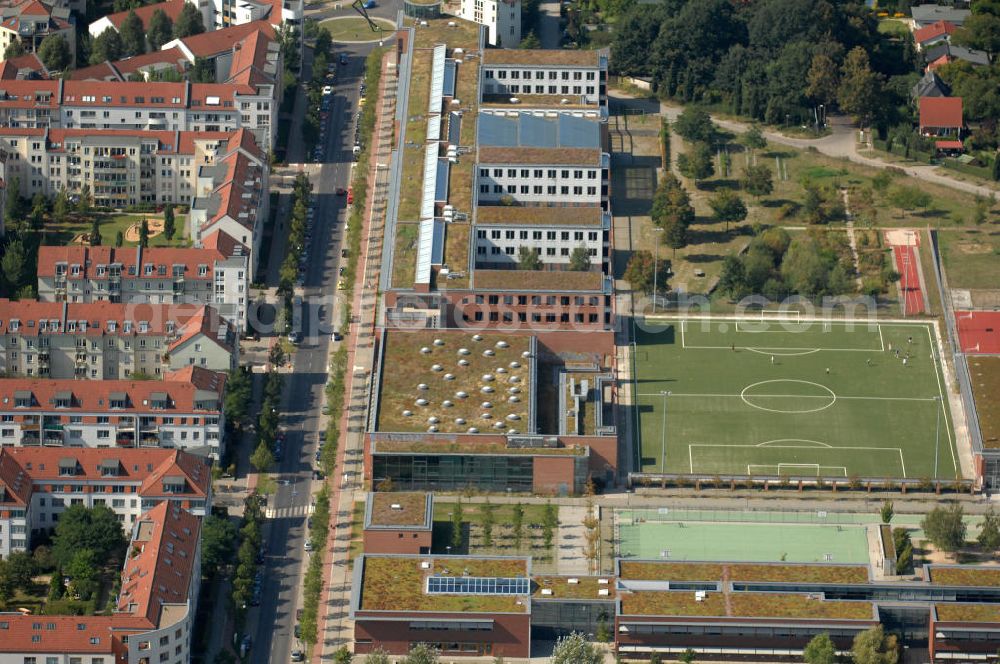 Aerial photograph Berlin - Blick auf Mehrfamilienhäuser und die Schule am Hohen Feld und die Robert-Havemann-Schule an der Achillesstraße in Karow.