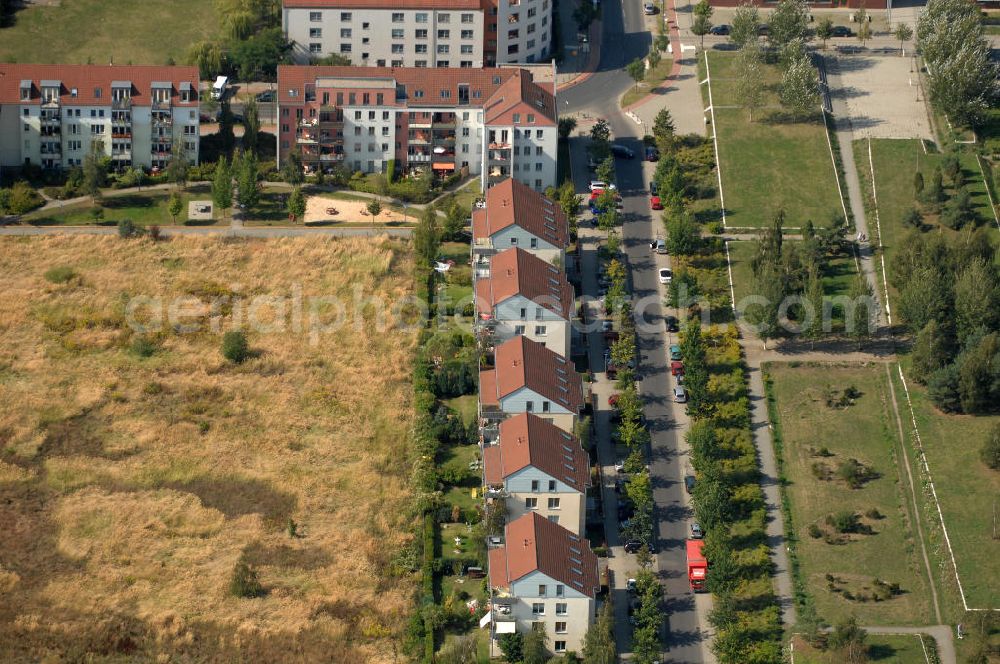 Aerial image Berlin - Blick auf Mehrfamilienhäuser an der Achillesstraße Ecke Am Hohen Feld in Karow.