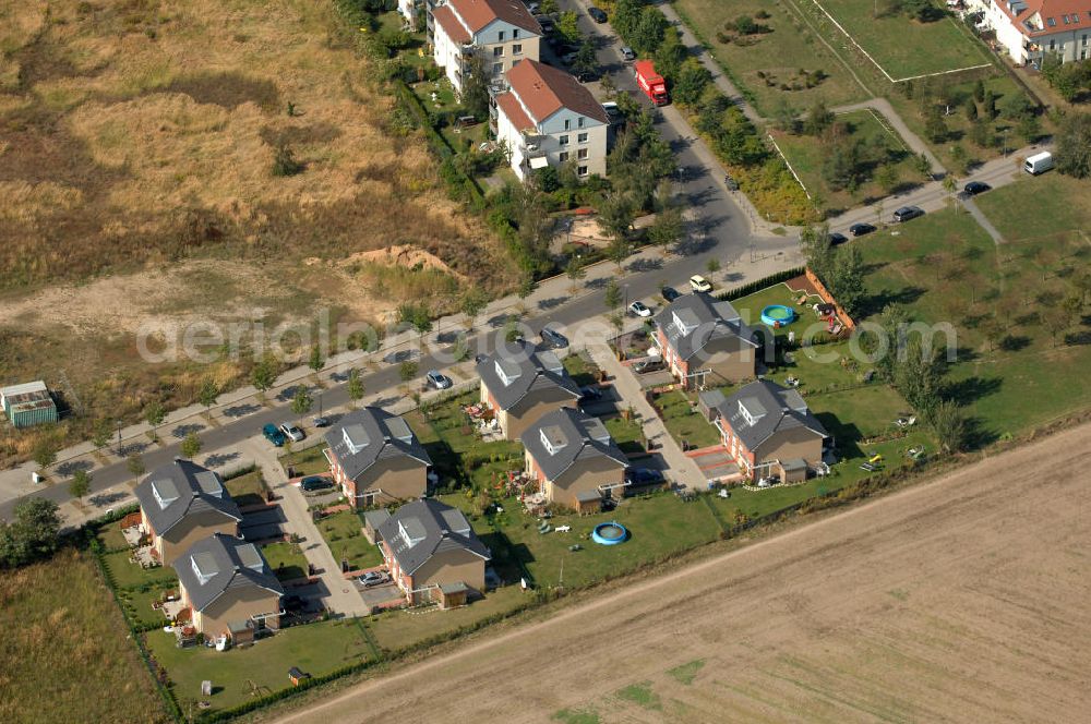 Aerial photograph Berlin - Blick auf Einfamilienhäuser und Mehrfamilienhäuser bzw. Reihenhäuser am Ingwäonenweg Ecke Achillesstraße in Karow.