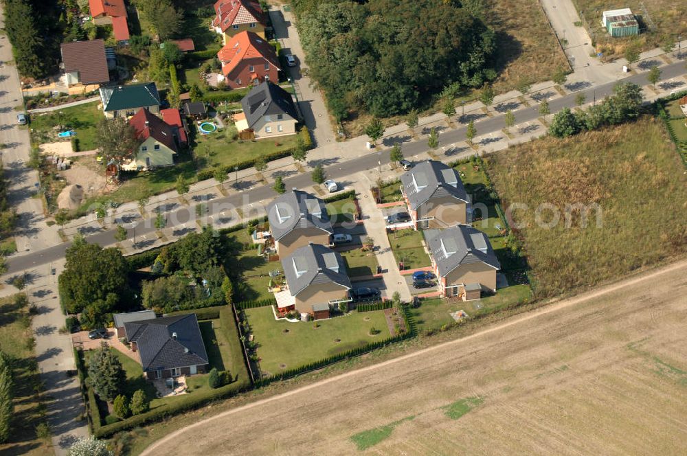 Berlin from above - Blick auf Einfamilienhäuser am Ingwäonenweg Ecke Hofzeichendamm in Karow.