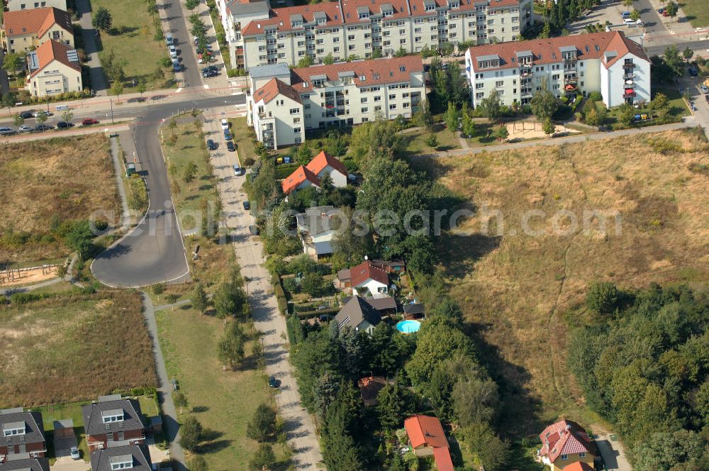 Aerial image Berlin - Blick auf Einfamilienhäuser und Mehrfamilienhäuser am Hofzeichendamm Ecke Am Hohen Feld in Karow.