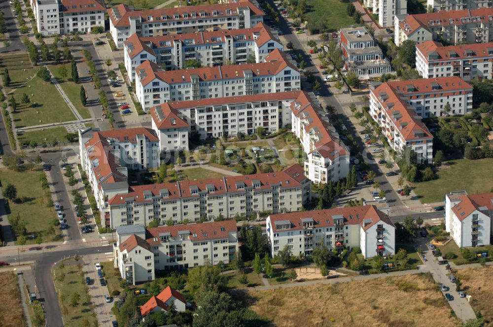 Aerial photograph Berlin - Blick auf Mehrfamilienhäuser an der Münchehagenstraße Ecke Am Hohen Feld und dem Hofzeichendamm in Karow.