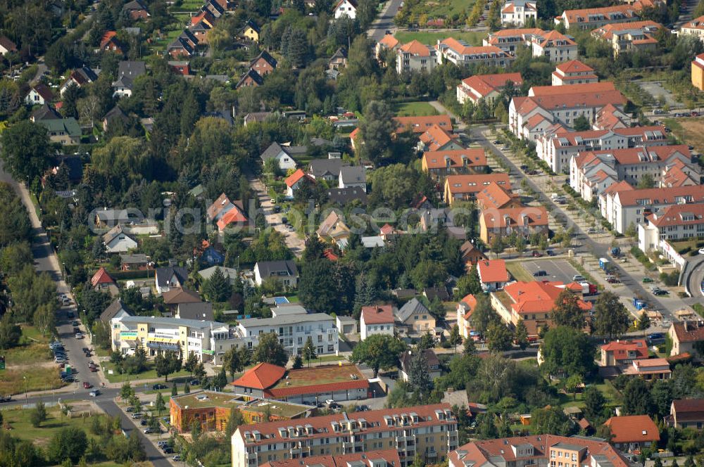 Aerial photograph Berlin - Blick über Mehrfamilienhäuser an der Bucher Chaussee auf Einfamilienhäuser und Mehrfamilienhäuser zwischen dem Schönerlinder Weg und der Teichbergstraße in Karow.