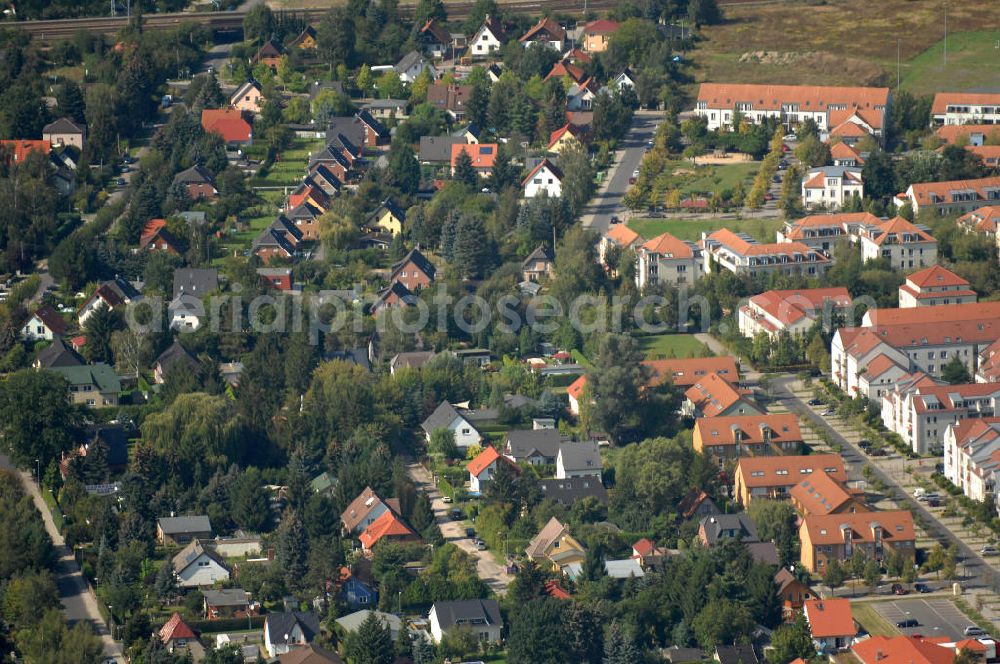 Berlin from above - Blick auf Einfamilienhäuser und Mehrfamilienhäuser zwischen dem Schönerlinder Weg und der Teichbergstraße, sowie dem Gewanneweg Ecke Röländer Straße in Karow-Nord.