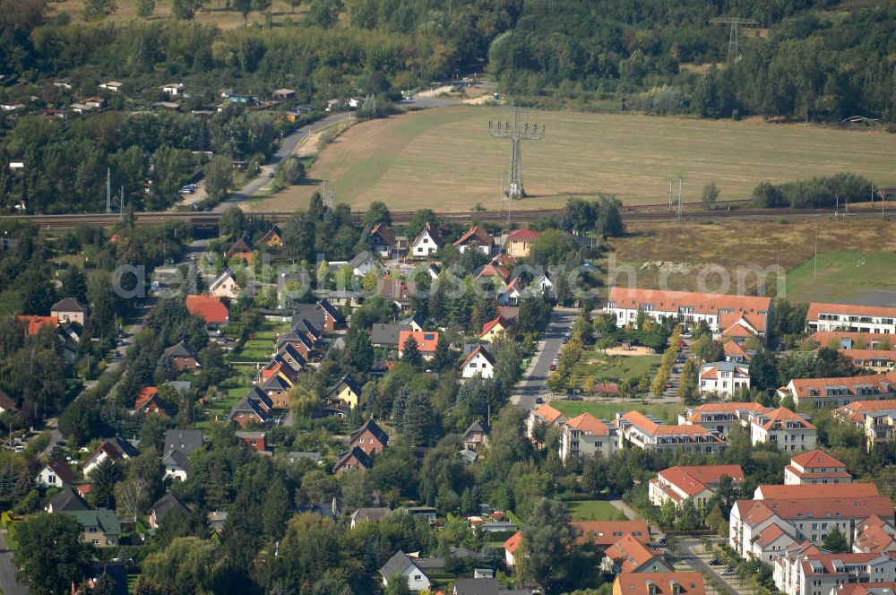 Berlin from the bird's eye view: Blick auf Einfamilienhäuser und Mehrfamilienhäuser zwischen dem Achtrutenberg und dem Schönerlinder Weg Ecke Röländerstraße und Gewanneweg in Karow-Nord.