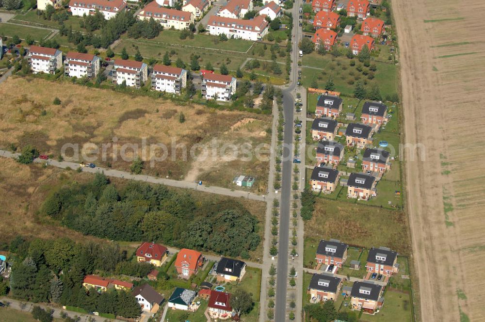 Aerial image Berlin - Blick auf Einfamilienhäuser und Mehrfamilienhäuser bzw. Reihenhäuser am Ingwäonenweg Ecke Münchehagenstraße und Achillesstraße in Karow.