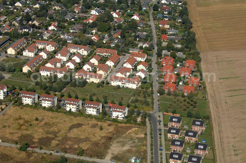 Aerial photograph Berlin - Blick auf Einfamilienhäuser und Mehrfamilienhäuser bzw. Reihenhäuser am Ingwäonenweg Ecke Achillesstraße in Karow.