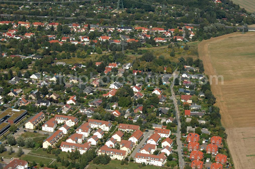 Berlin from above - Blick auf Einfamilienhäuser und Mehrfamilienhäuser bzw. Reihenhäuser am Ingwäonenweg Ecke Swantewitstraße in Karow.