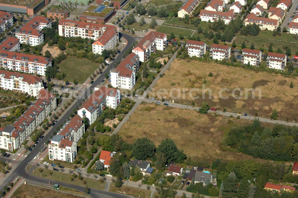 Aerial image Berlin - Blick auf Mehrfamilienhäuser und Einfamilienhäuser an der Straße Zum Hohen Feld Ecke Münchehagenstraße Ecke Hofzeichenstraße und einer unbebauten Grünfläche in Karow.