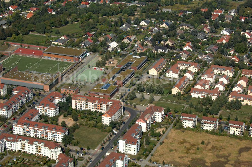 Aerial photograph Berlin - Blick auf Mehrfamilienhäuser und Einfamilienhäuser an der Straße AmHohen Feld Ecke Achillesstraße mit der Schule am Hohen Feld, sowie am Ingwäonenweg Ecke Swantewitstraße in Karow.