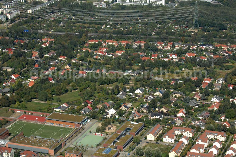 Berlin from above - Blick auf Einfamilienhäuser und Mehrfamilienhäuser bzw. Reihenhäuser am Ingwäonenweg Ecke Swantewitstraße in Richtung Zum Kappgraben und Siedlungsring am Berliner Ring / Der autobahn A 10 / E 55 in Karow.