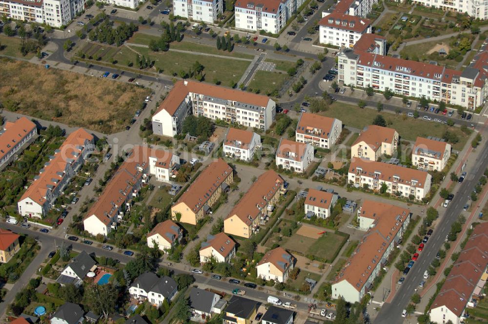 Aerial image Berlin - Blick auf Mehrfamilienhäuser bzw. Reihenhäuser und Einfamilienhäuser zwischen dem Hofzeichendamm Ecke Am Hohen Feld und der Siverstorpstraße Ecke Drei-Linien-Weg in Karow.