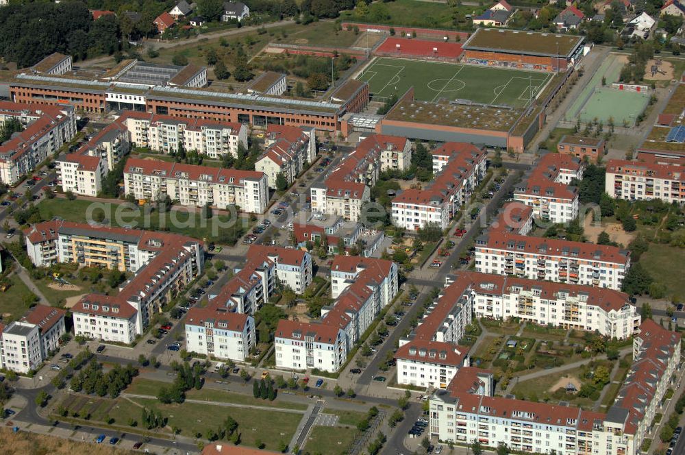 Aerial photograph Berlin - Blick über Mehrfamilienhäuser am Hofzeichendamm Ecke Münchehagenstraße Ecke Achillesstraße auf die Robert-Havemann-Schule in Karow.