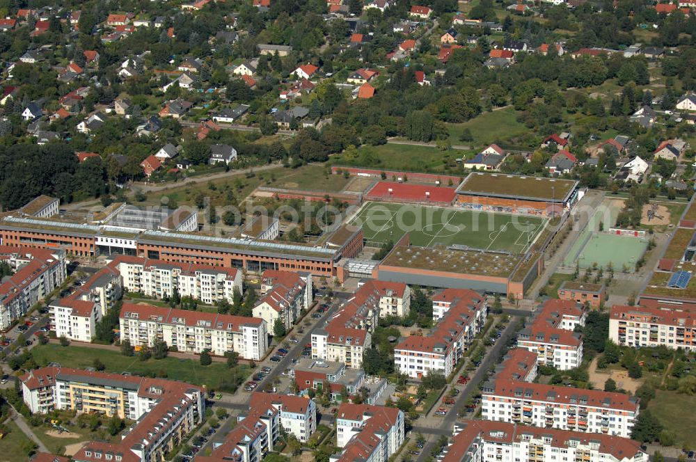 Berlin from above - Blick über Mehrfamilienhäuser aan der Münchehagenstraße Ecke Achillesstraße auf die Robert-Havemann-Schule und dahinter die Straße Zum Kappgraben in Karow.