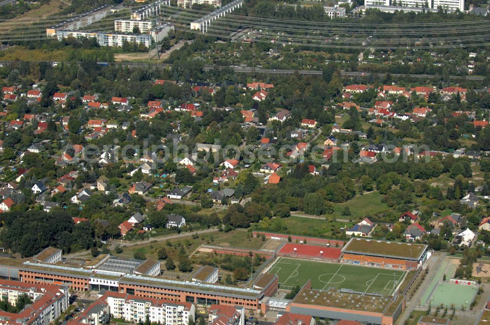 Berlin from the bird's eye view: Blick über die Robert-Havemann-Schule an der Achillesstraße auf Einfamilienhäuser an der Straße Zum Kappgraben in Karow.