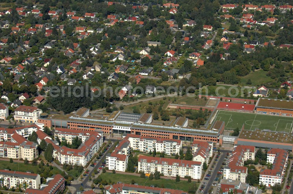 Berlin from the bird's eye view: Blick über Mehrfamilienhäuser und die Robert-Havemann-Schule an der Achillesstraße Ecke Forkezeile und Münchehagenstraße auf Einfamilienhäuser an der Straße Zum Kappgraben in Karow.