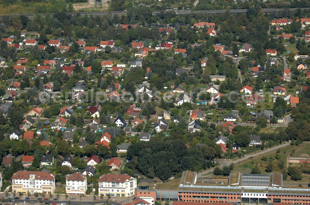 Aerial photograph Berlin - Blick auf Einfamilienhäuser zwischen der Bohrerzeile der Achillesstraße der Straße Zum Kappgraben und dem Erekweg in Karow.