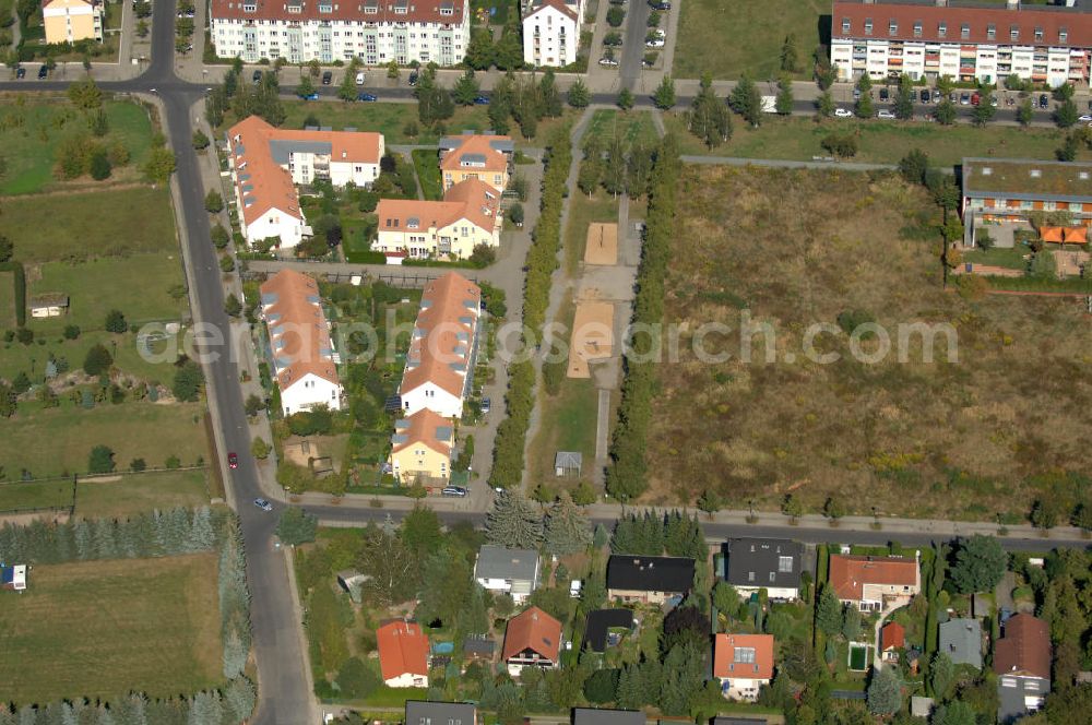 Berlin from the bird's eye view: Blick auf Mehrfamilienhäuser und Einfamilienhäuser an der Siverstorpstraße Ecke Strömannstraße Ecke Hofzeichendamm in Karow.