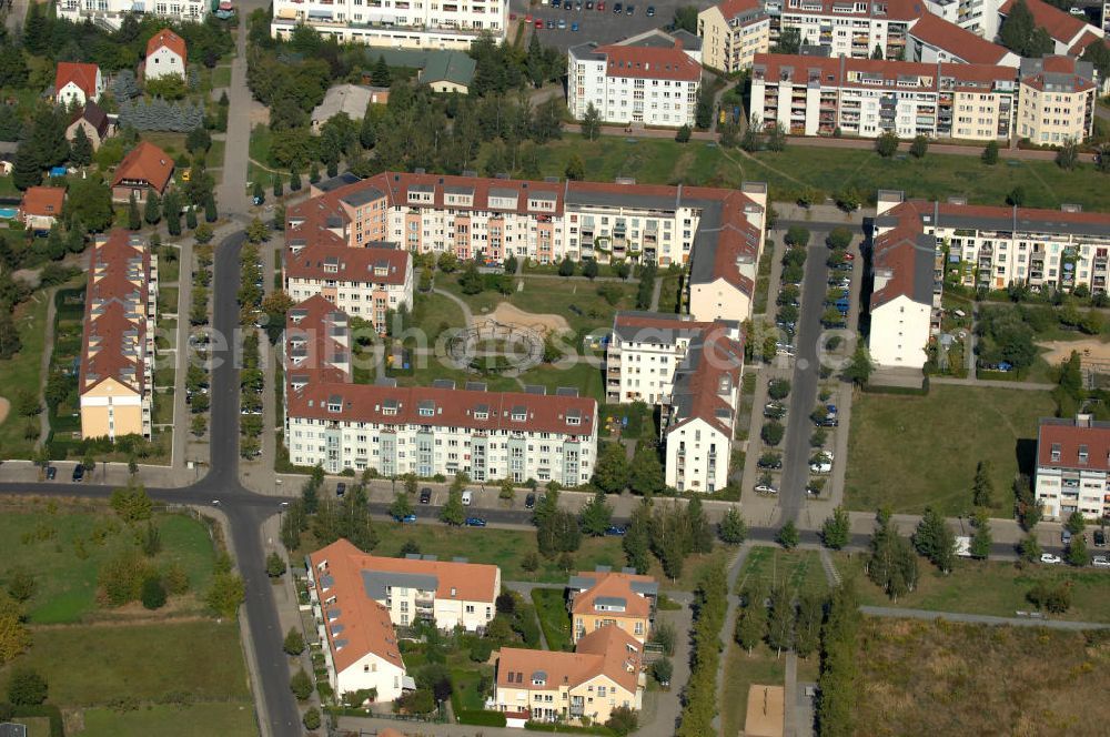 Aerial image Berlin - Blick auf Mehrfamilienhäuser am Hofzeichendamm Ecke Strömanstraße Ecke Münchehagenstraße in Karow.